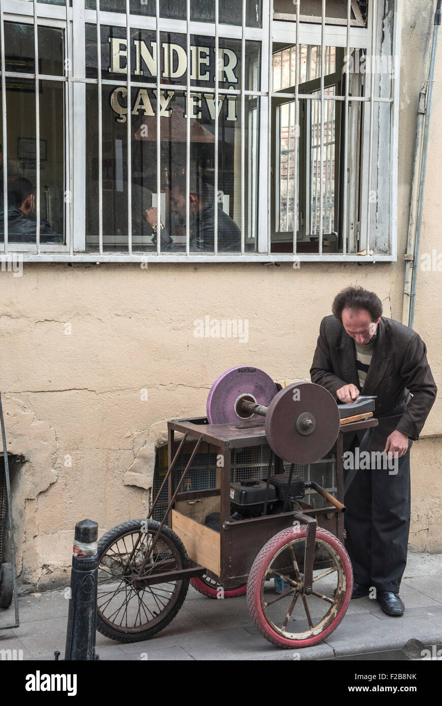 Un couteau-broyeur dans une rue latérale à Eminonu, Istanbul, Turquie. Banque D'Images