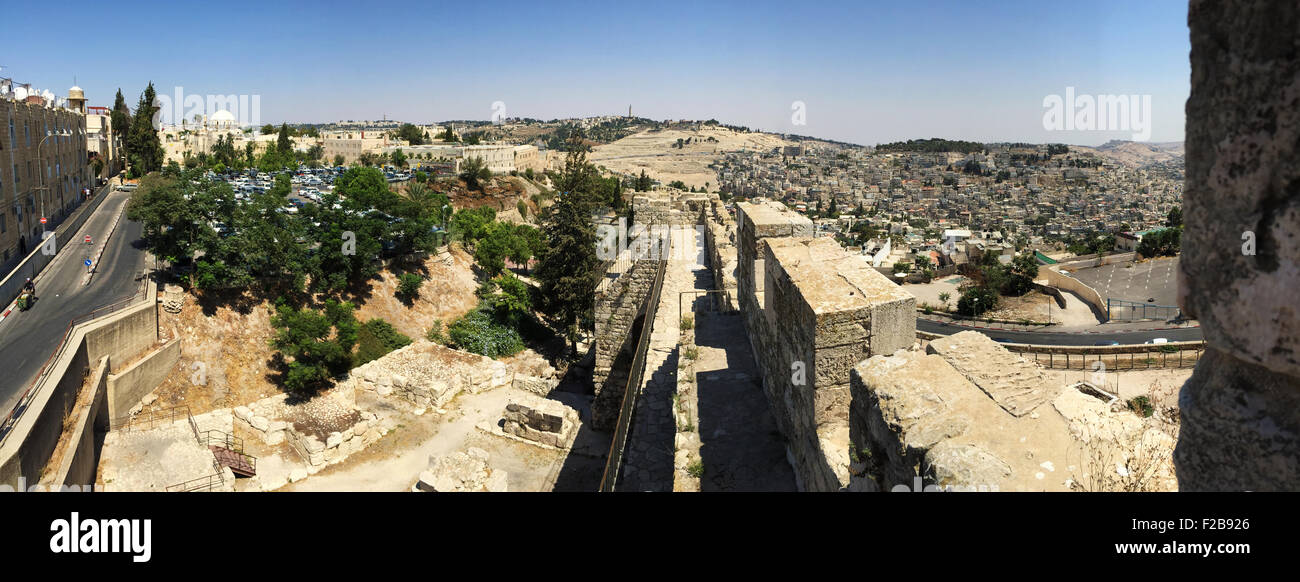 Jérusalem, Israël, Moyen Orient : la vieille ville vue de la promenade des remparts, le chemin à pied et à vélo sur les anciens murs Banque D'Images