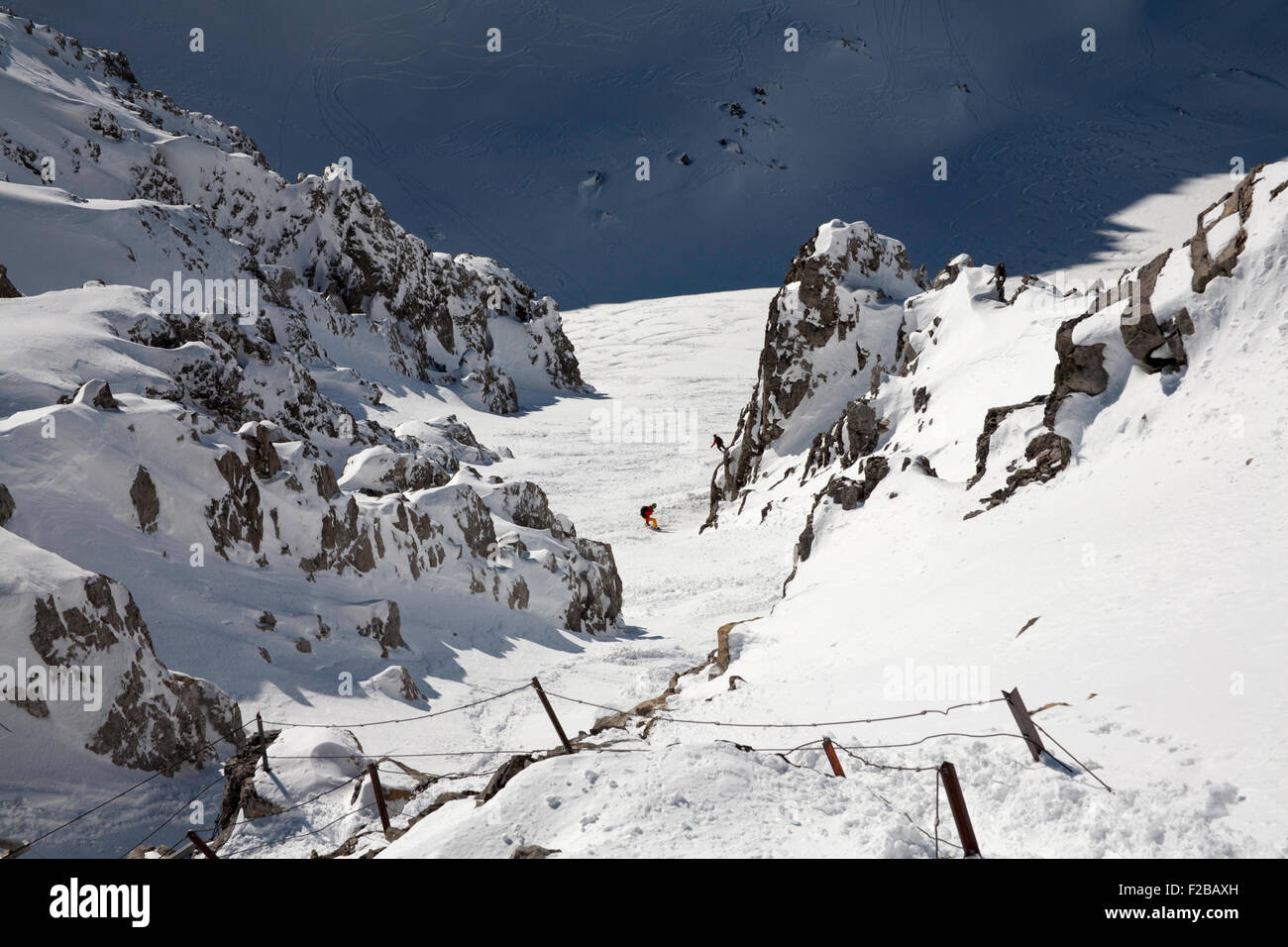 Les skieurs hors-piste en dessous de la route de Trittkopf Stuben ci-dessus du sommet du Valluga au dessus de St Anton Arlberg Autriche Banque D'Images