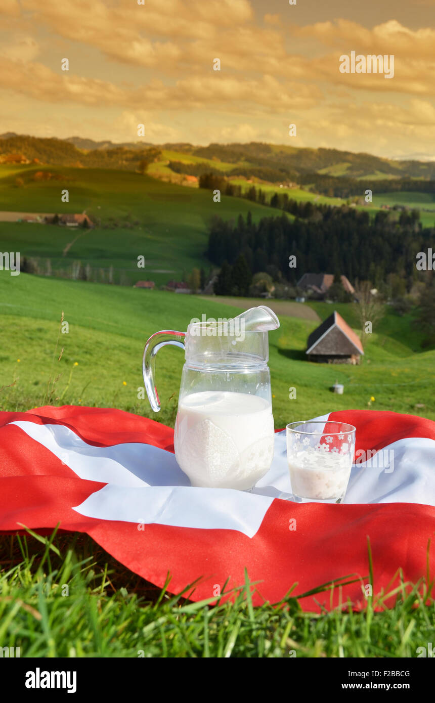 Pichet de lait sur le drapeau suisse. L'emmenthal, Suisse Banque D'Images