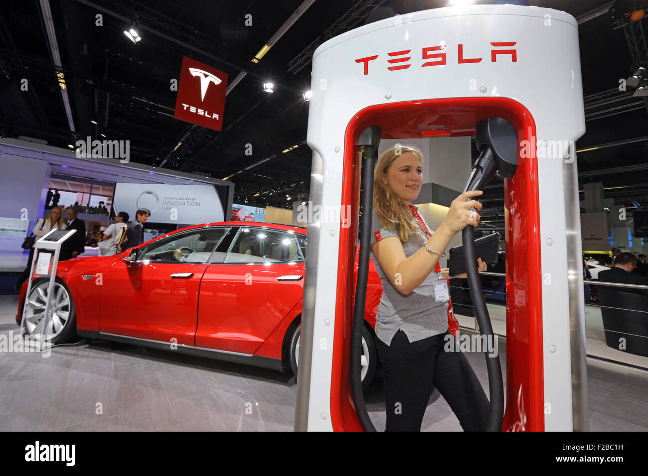 Station de charge électrique Tesla Supercharger au stand de Tesla à l'IAA 2015 Francfort 2015 à Francfort, Allemagne. Banque D'Images