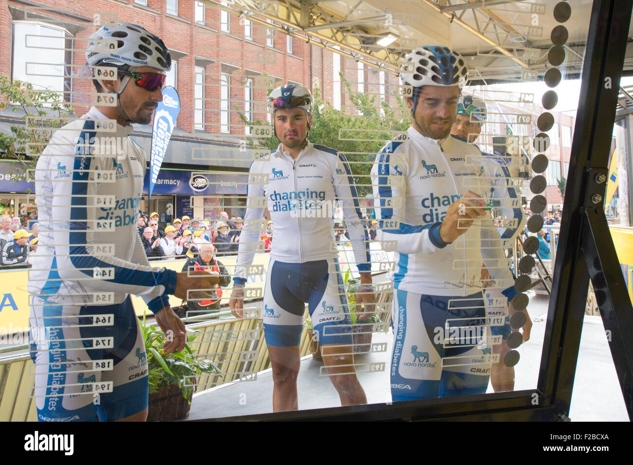 Les cyclistes de l'équipe de Novo Nordisk signe sur avant le stade 6 de l'Aviva 2015 Tour of Britain entre Stoke-on-Trent et Nottingham, Royaume-Uni Banque D'Images