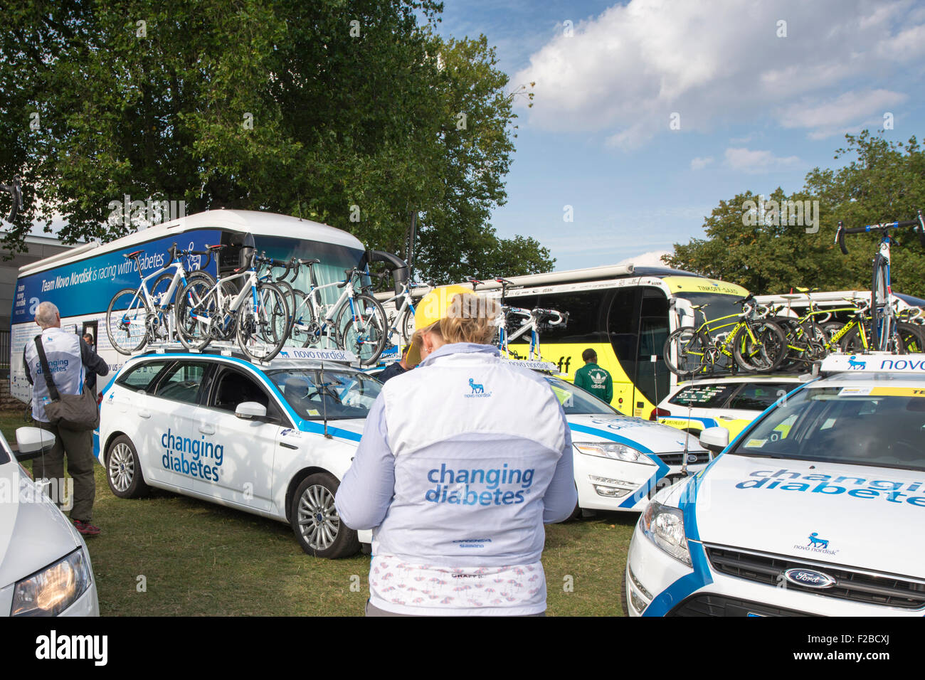 Fans de l'équipe de Novo Nordisk sont représentés près de véhicules de l'équipe à la suite de l'étape 6 de l'Aviva Tour of Britain le 11 septembre 2015 Banque D'Images