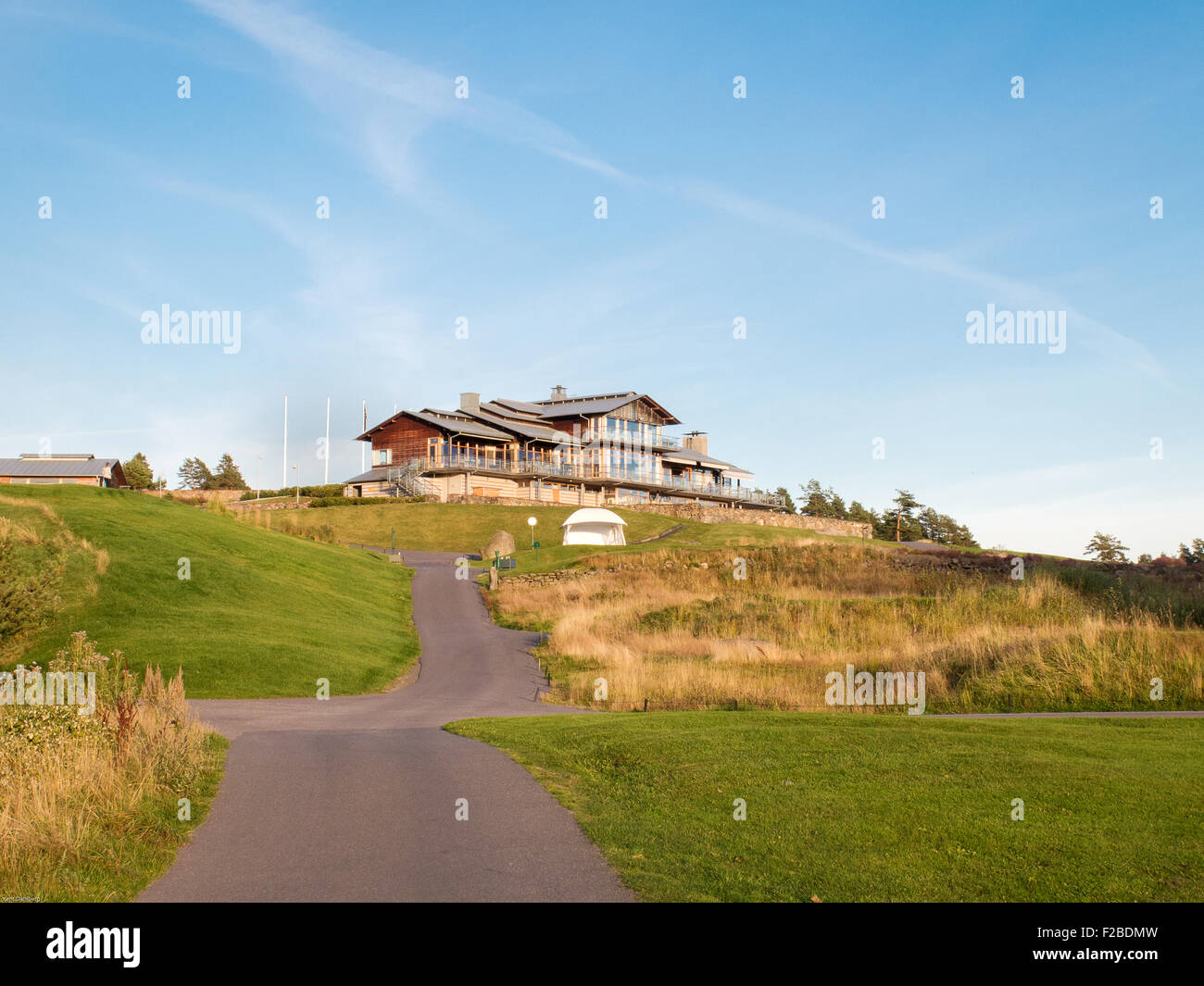 Un club-house pour le golf en suède debout sur le sommet d'une colline Banque D'Images