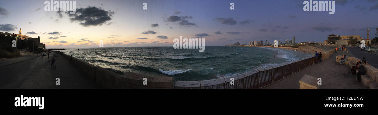 Mer Méditerranée, Israël, Moyen Orient : vue panoramique au coucher du soleil de l'ancienne Jaffa sur la gauche et la ville de Tel Aviv sur la droite Banque D'Images
