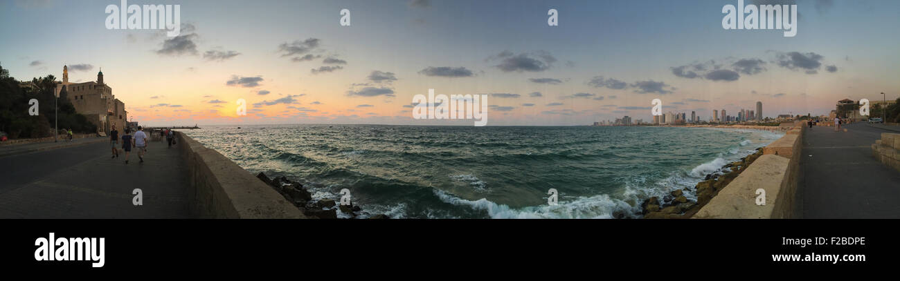 Mer Méditerranée, Israël, Moyen Orient : vue panoramique au coucher du soleil de l'ancienne Jaffa sur la gauche et la ville de Tel Aviv sur la droite Banque D'Images