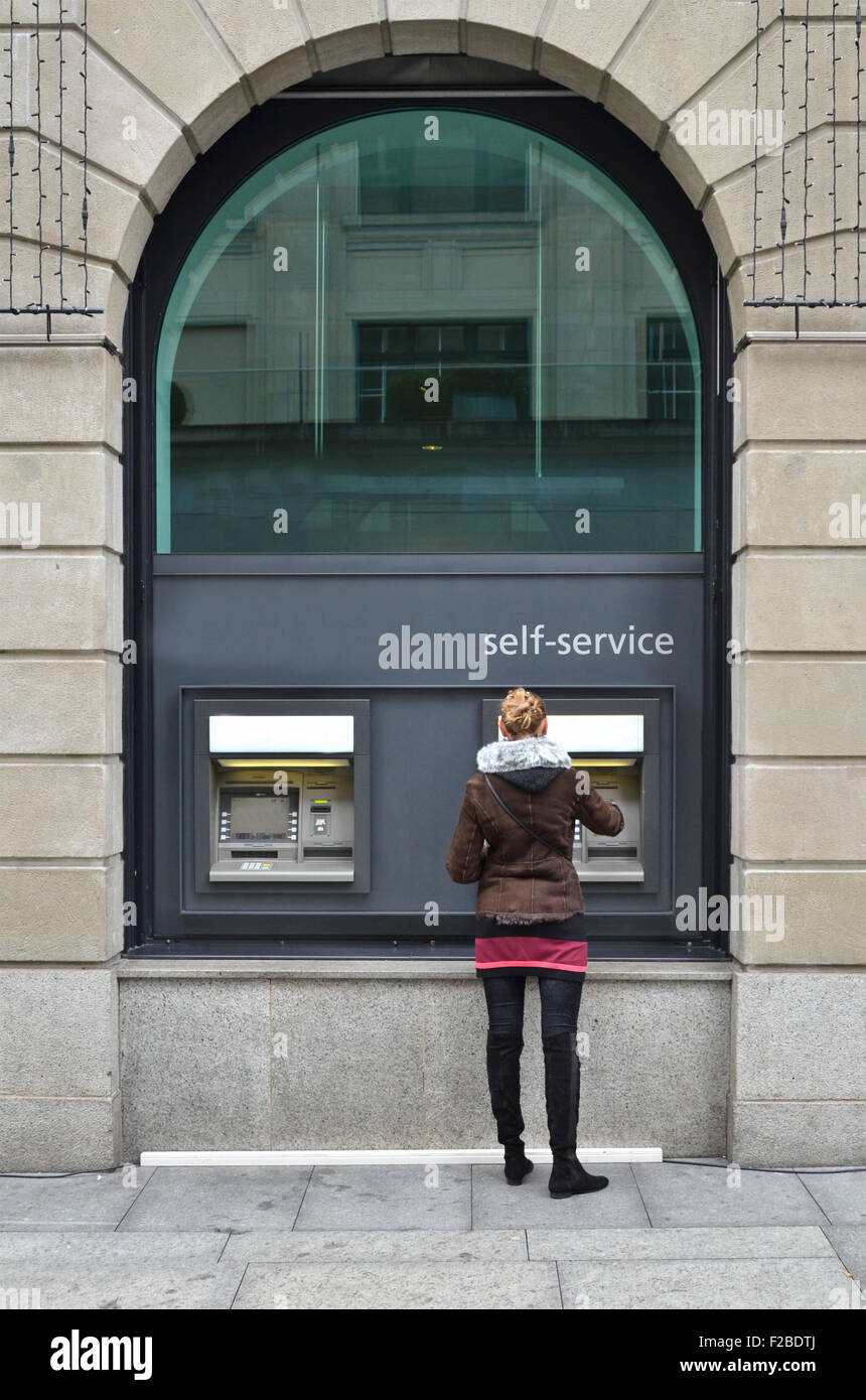 Fille à ATM Banque D'Images