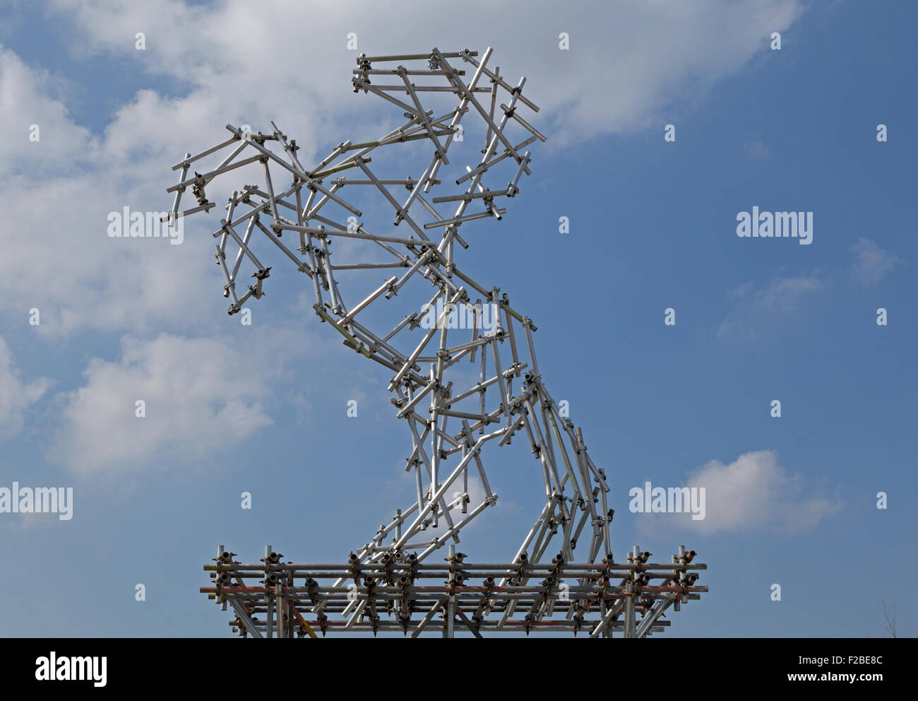 Sculpture 'cheval échafaudages ' par Ben longtemps à l'exposition de Banksy, Dismaland à Weston-super-Mare, Angleterre Banque D'Images