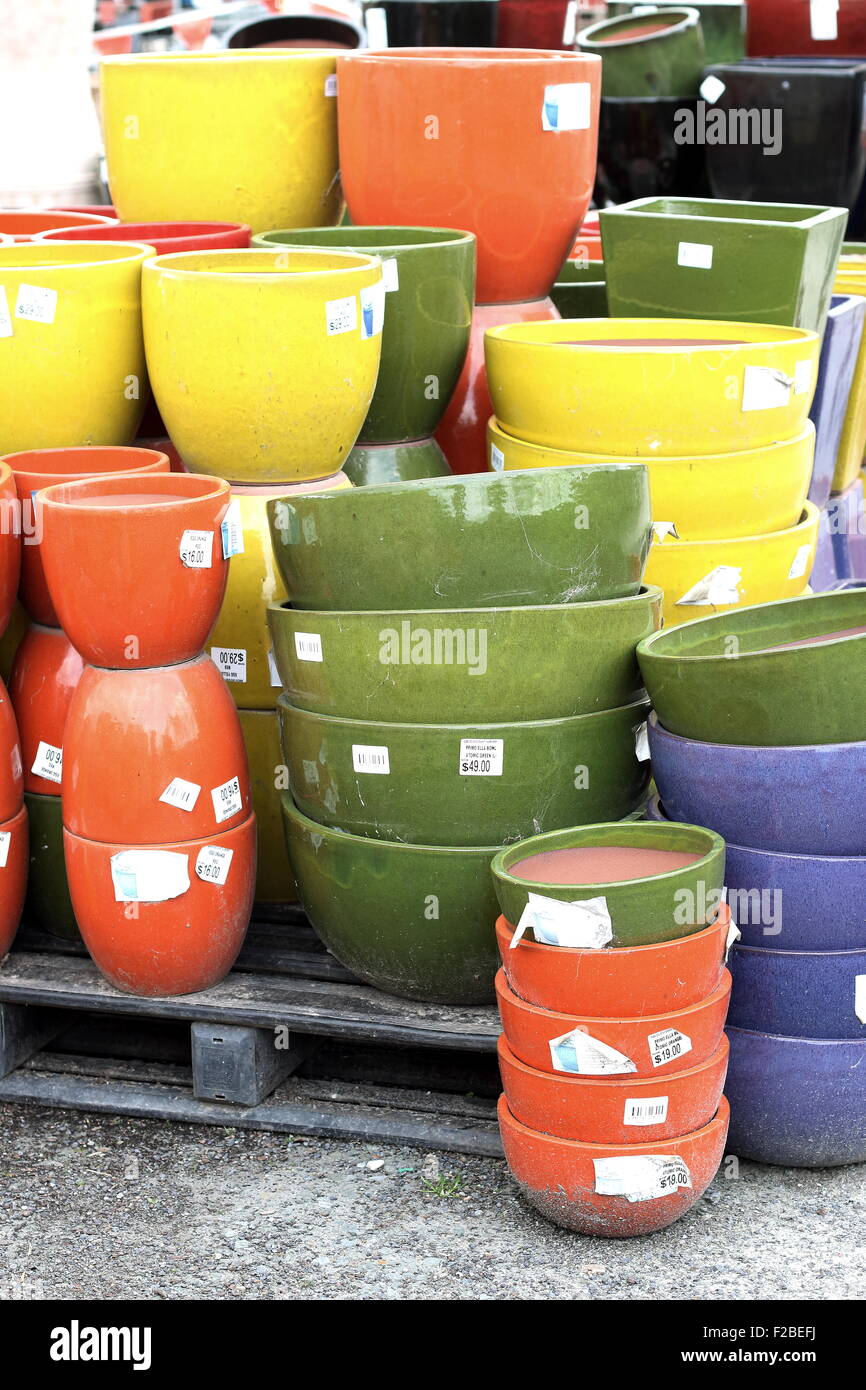 Pots en terre cuite colorée à la vente en pépinière Banque D'Images