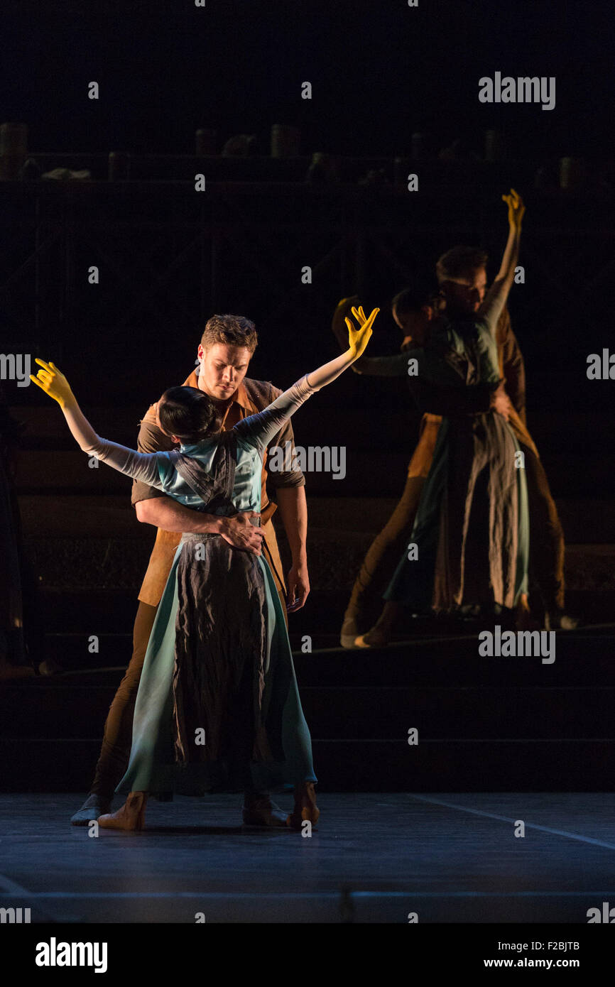 No Man's Land, chorégraphie de Liam Scarlett. Max Westwell et Crystal Costa l'exécution. La répétition de travail n'oublions jamais effectuée par les danseurs de l'English National Ballet au Sadler's Wells Theatre. Nous nous souviendrons est un reflectionon la Première Guerre mondiale. Les représentations du 8 au 12 septembre 2015. Banque D'Images