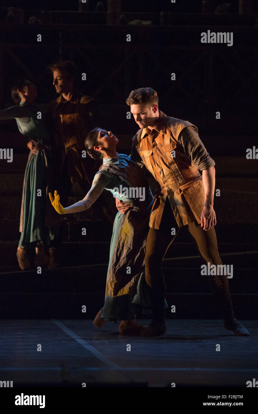 No Man's Land, chorégraphie de Liam Scarlett. Max Westwell et Crystal Costa l'exécution. La répétition de travail n'oublions jamais effectuée par les danseurs de l'English National Ballet au Sadler's Wells Theatre. Nous nous souviendrons est un reflectionon la Première Guerre mondiale. Les représentations du 8 au 12 septembre 2015. Banque D'Images