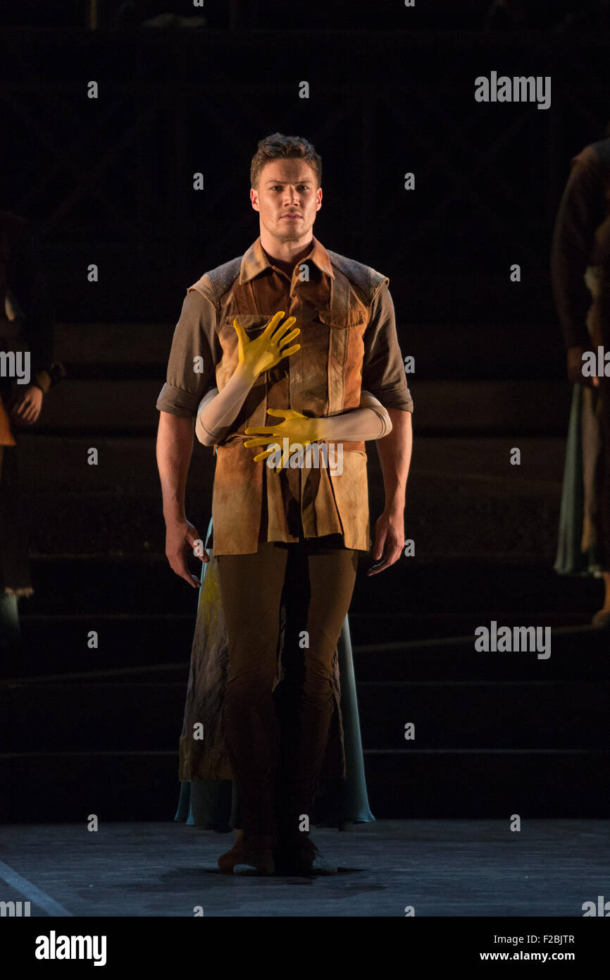 No Man's Land, chorégraphie de Liam Scarlett. Max Westwell et Crystal Costa l'exécution. La répétition de travail n'oublions jamais effectuée par les danseurs de l'English National Ballet au Sadler's Wells Theatre. Nous nous souviendrons est un reflectionon la Première Guerre mondiale. Les représentations du 8 au 12 septembre 2015. Banque D'Images