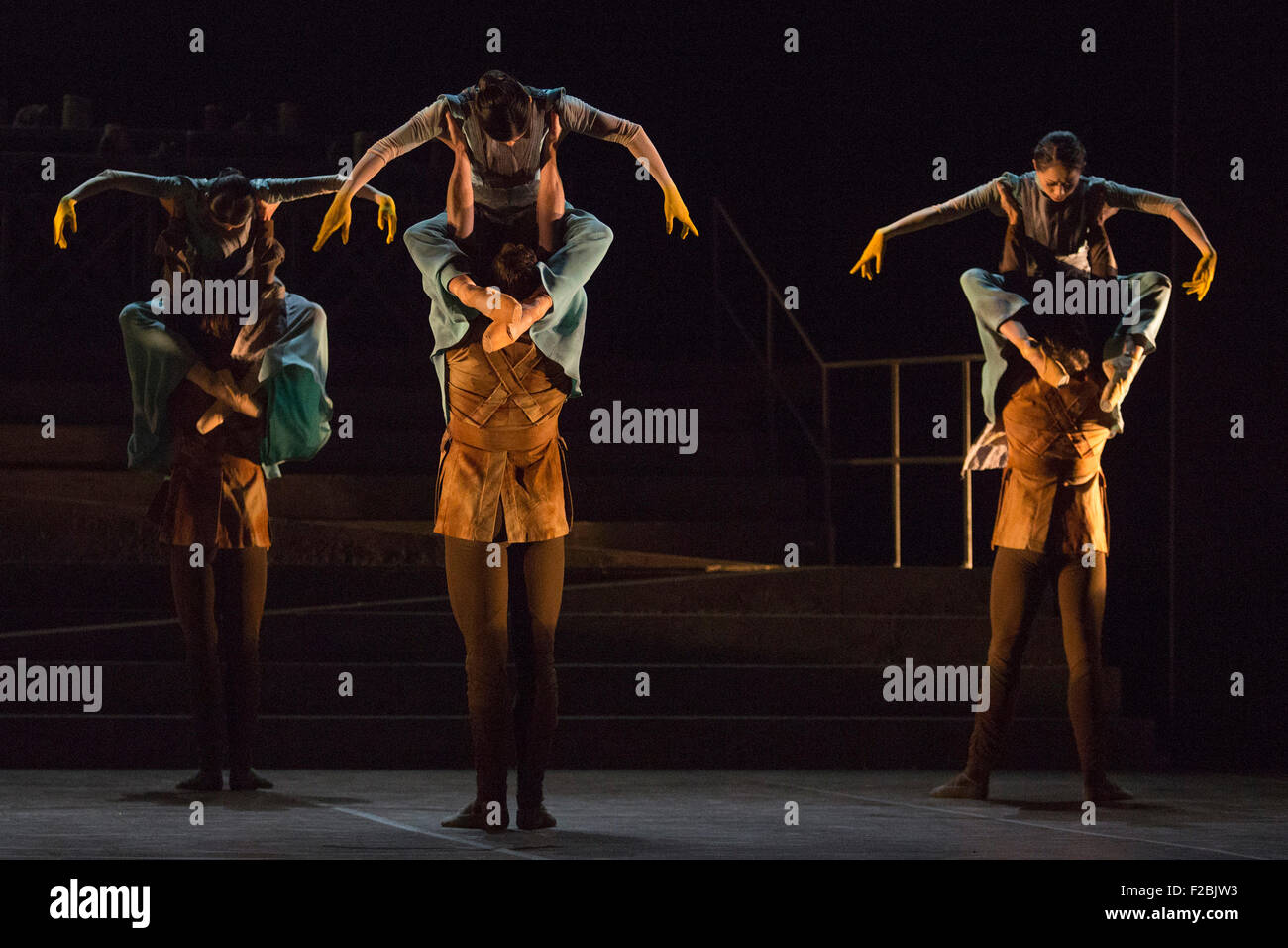 No Man's Land, chorégraphie de Liam Scarlett. La répétition de travail n'oublions jamais effectuée par les danseurs de l'English National Ballet au Sadler's Wells Theatre. Nous nous souviendrons est un reflectionon la Première Guerre mondiale. Les représentations du 8 au 12 septembre 2015. Banque D'Images