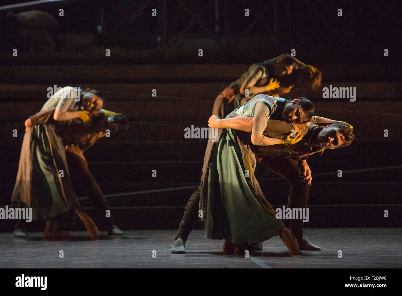 No Man's Land, chorégraphie de Liam Scarlett. Crystal Costa dn Max Westwell (droite). La répétition de travail n'oublions jamais effectuée par les danseurs de l'English National Ballet au Sadler's Wells Theatre. Nous nous souviendrons est un reflectionon la Première Guerre mondiale. Les représentations du 8 au 12 septembre 2015. Banque D'Images