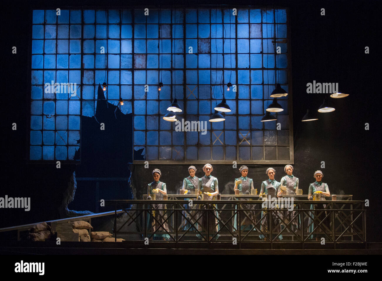 No Man's Land, chorégraphie de Liam Scarlett. La répétition de travail n'oublions jamais effectuée par les danseurs de l'English National Ballet au Sadler's Wells Theatre. Nous nous souviendrons est un reflectionon la Première Guerre mondiale. Les représentations du 8 au 12 septembre 2015. Banque D'Images