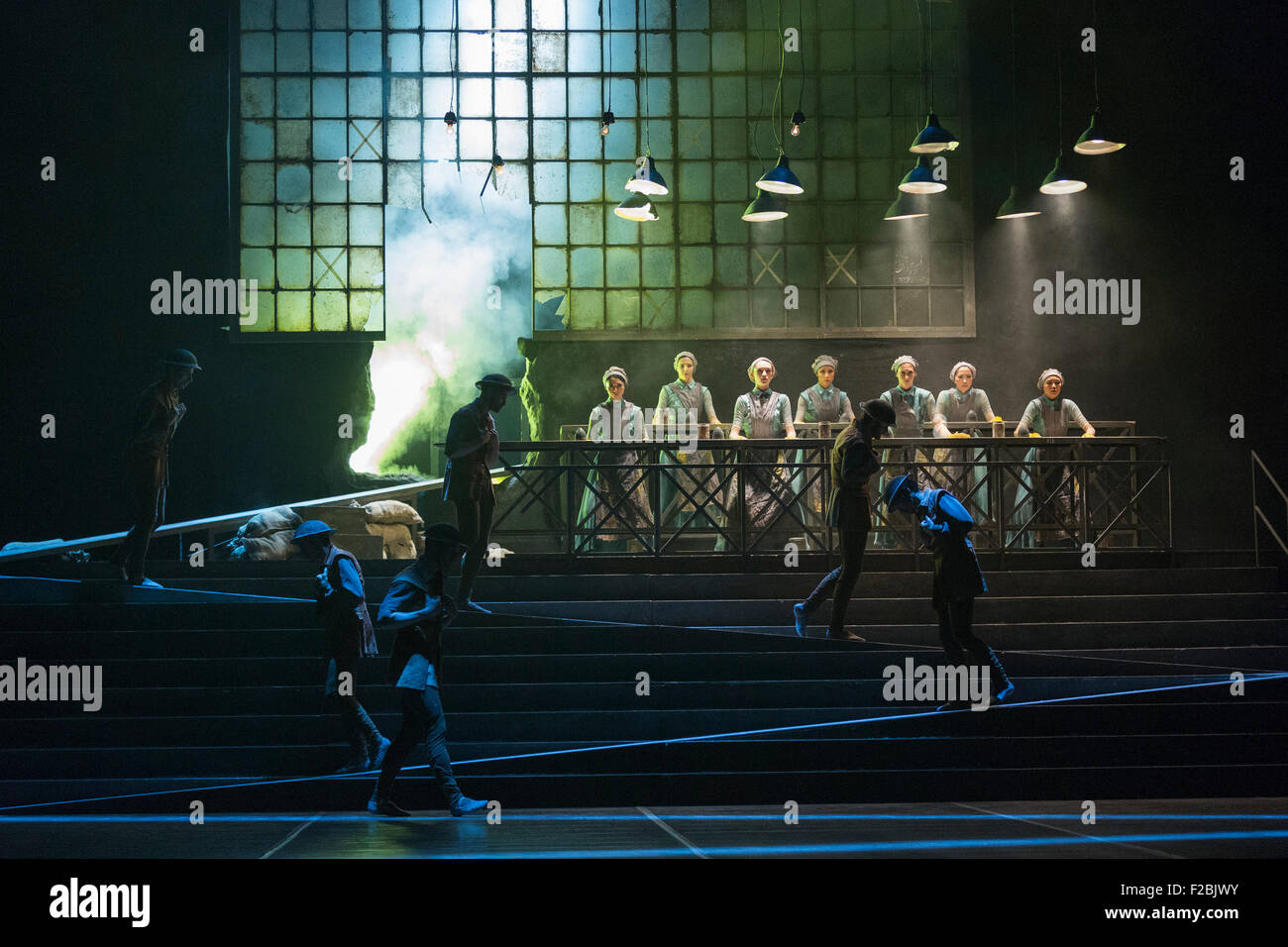 No Man's Land, chorégraphie de Liam Scarlett. La répétition de travail n'oublions jamais effectuée par les danseurs de l'English National Ballet au Sadler's Wells Theatre. Nous nous souviendrons est un reflectionon la Première Guerre mondiale. Les représentations du 8 au 12 septembre 2015. Banque D'Images