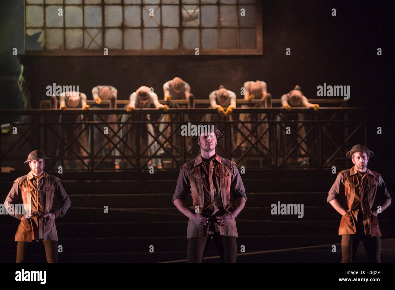 No Man's Land, chorégraphie de Liam Scarlett. La répétition de travail n'oublions jamais effectuée par les danseurs de l'English National Ballet au Sadler's Wells Theatre. Nous nous souviendrons est un reflectionon la Première Guerre mondiale. Les représentations du 8 au 12 septembre 2015. Banque D'Images