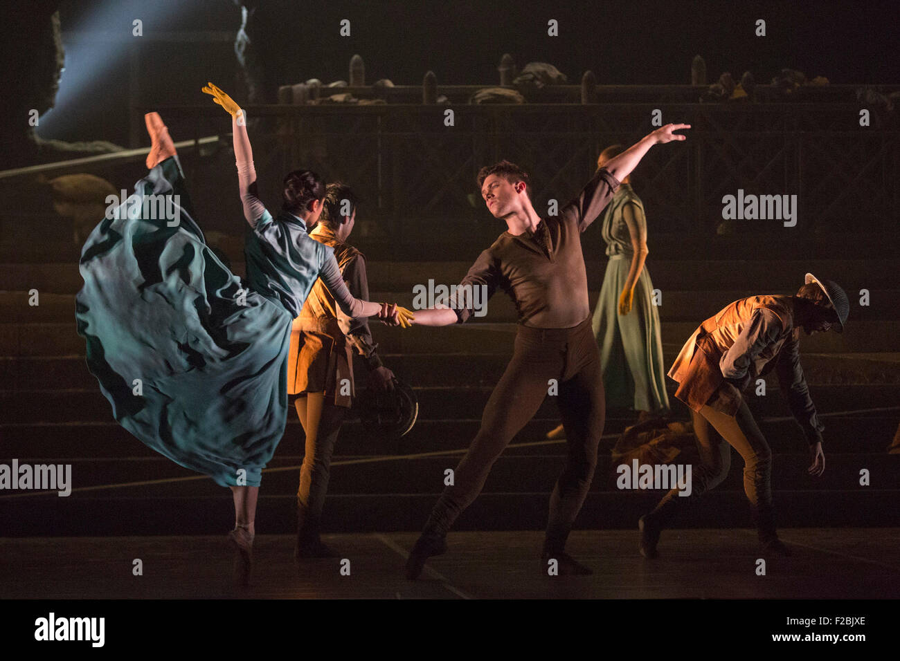 No Man's Land, chorégraphie de Liam Scarlett. Max Westwell et Crystal Costa l'exécution. La répétition de travail n'oublions jamais effectuée par les danseurs de l'English National Ballet au Sadler's Wells Theatre. Nous nous souviendrons est un reflectionon la Première Guerre mondiale. Les représentations du 8 au 12 septembre 2015. Banque D'Images