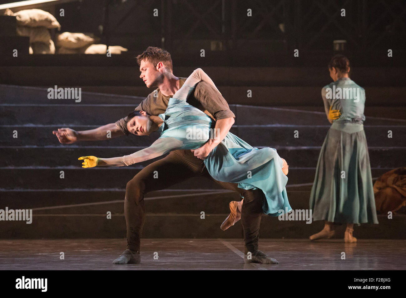 No Man's Land, chorégraphie de Liam Scarlett. Max Westwell et Crystal Costa l'exécution. La répétition de travail n'oublions jamais effectuée par les danseurs de l'English National Ballet au Sadler's Wells Theatre. Nous nous souviendrons est un reflectionon la Première Guerre mondiale. Les représentations du 8 au 12 septembre 2015. Banque D'Images