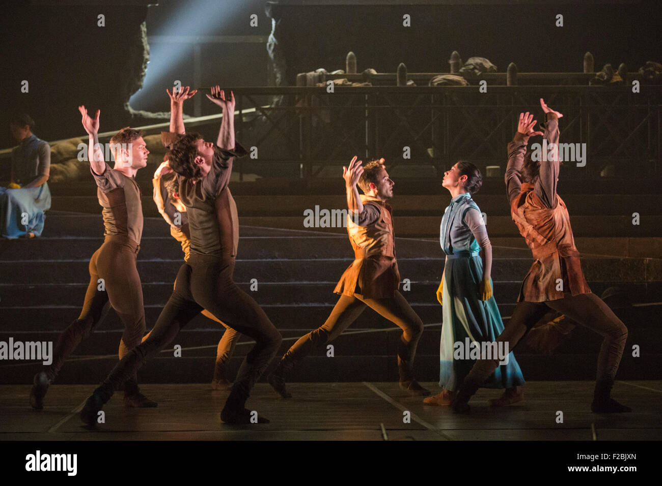 No Man's Land, chorégraphie de Liam Scarlett. La répétition de travail n'oublions jamais effectuée par les danseurs de l'English National Ballet au Sadler's Wells Theatre. Nous nous souviendrons est un reflectionon la Première Guerre mondiale. Les représentations du 8 au 12 septembre 2015. Banque D'Images