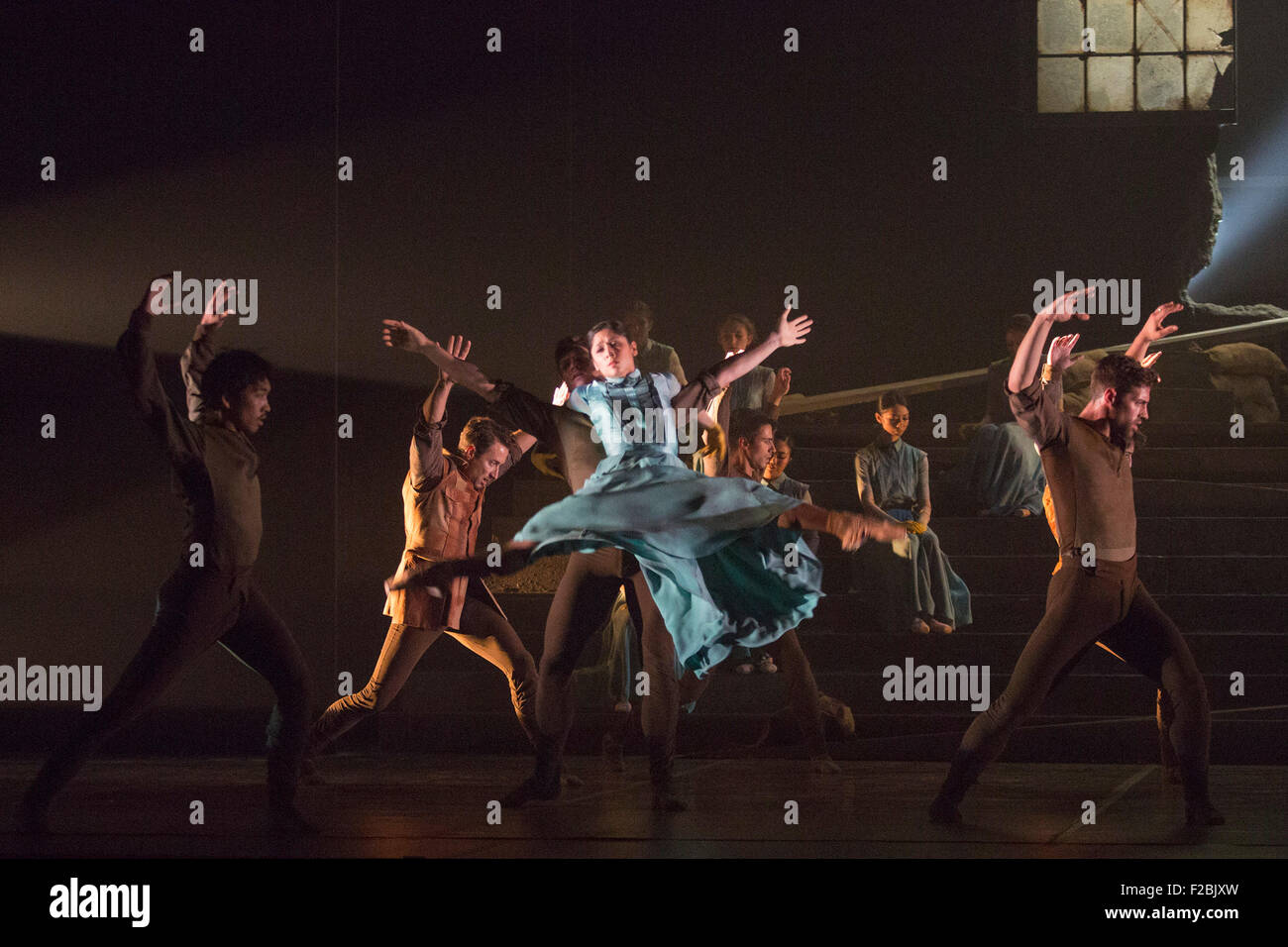 No Man's Land, chorégraphie de Liam Scarlett. La répétition de travail n'oublions jamais effectuée par les danseurs de l'English National Ballet au Sadler's Wells Theatre. Nous nous souviendrons est un reflectionon la Première Guerre mondiale. Les représentations du 8 au 12 septembre 2015. Banque D'Images