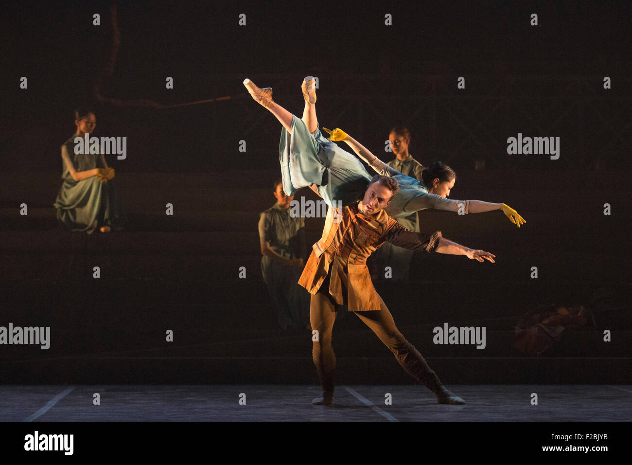 No Man's Land, chorégraphie de Liam Scarlett. Fabian Reimair et Erina Takahashi l'exécution. La répétition de travail n'oublions jamais effectuée par les danseurs de l'English National Ballet au Sadler's Wells Theatre. Nous nous souviendrons est un reflectionon la Première Guerre mondiale. Les représentations du 8 au 12 septembre 2015. Banque D'Images