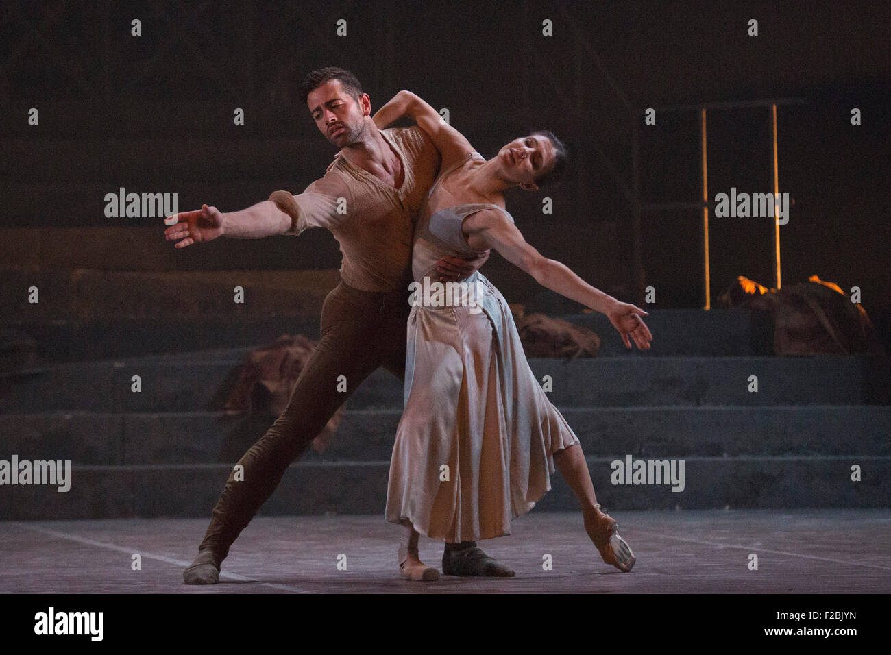 No Man's Land, chorégraphie de Liam Scarlett. Alina Cojocaru et James Forbat d'effectuer. La répétition de travail n'oublions jamais effectuée par les danseurs de l'English National Ballet au Sadler's Wells Theatre. Nous nous souviendrons est un reflectionon la Première Guerre mondiale. Les représentations du 8 au 12 septembre 2015. Banque D'Images