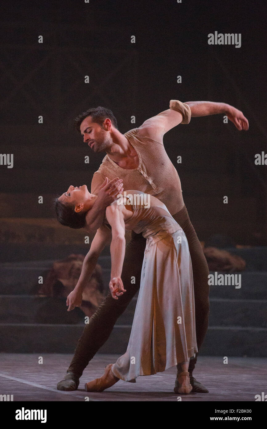 No Man's Land, chorégraphie de Liam Scarlett. Alina Cojocaru et James Forbat d'effectuer. La répétition de travail n'oublions jamais effectuée par les danseurs de l'English National Ballet au Sadler's Wells Theatre. Nous nous souviendrons est un reflectionon la Première Guerre mondiale. Les représentations du 8 au 12 septembre 2015. Banque D'Images