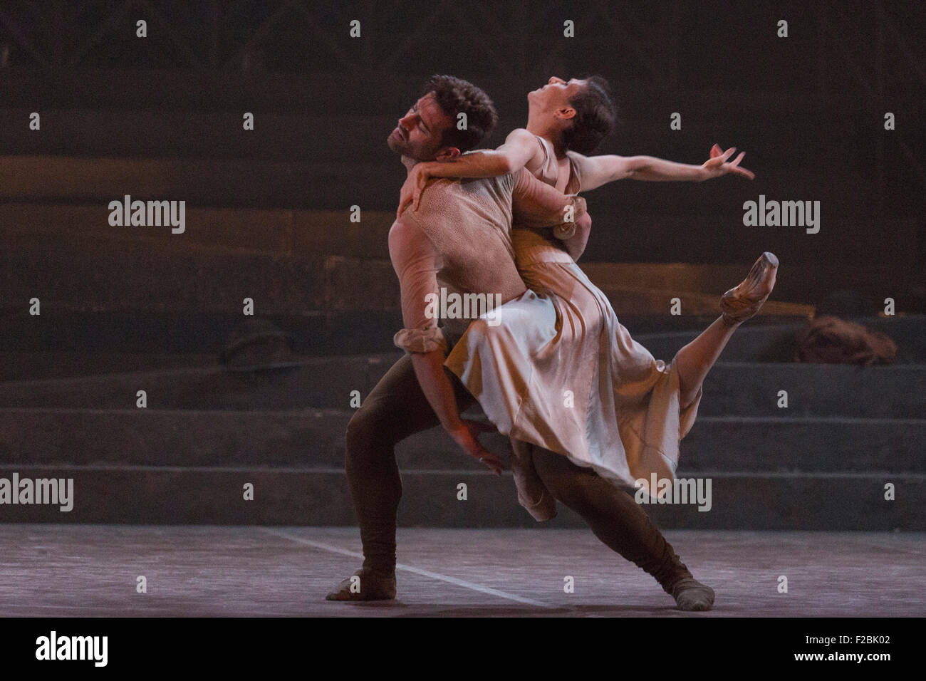 No Man's Land, chorégraphie de Liam Scarlett. Alina Cojocaru et James Forbat d'effectuer. La répétition de travail n'oublions jamais effectuée par les danseurs de l'English National Ballet au Sadler's Wells Theatre. Nous nous souviendrons est un reflectionon la Première Guerre mondiale. Les représentations du 8 au 12 septembre 2015. Banque D'Images