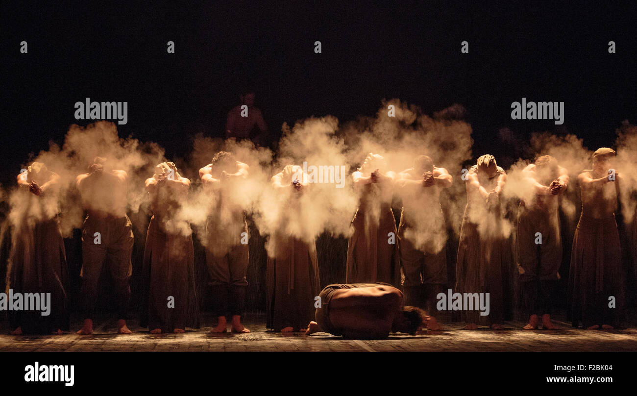 La poussière, chorégraphie et direction par Akram Khan. Fabian Reimair au centre. La répétition de travail n'oublions jamais effectuée par les danseurs de l'English National Ballet au Sadler's Wells Theatre. Nous nous souviendrons est un reflectionon la Première Guerre mondiale. Les représentations du 8 au 12 septembre 2015. Banque D'Images