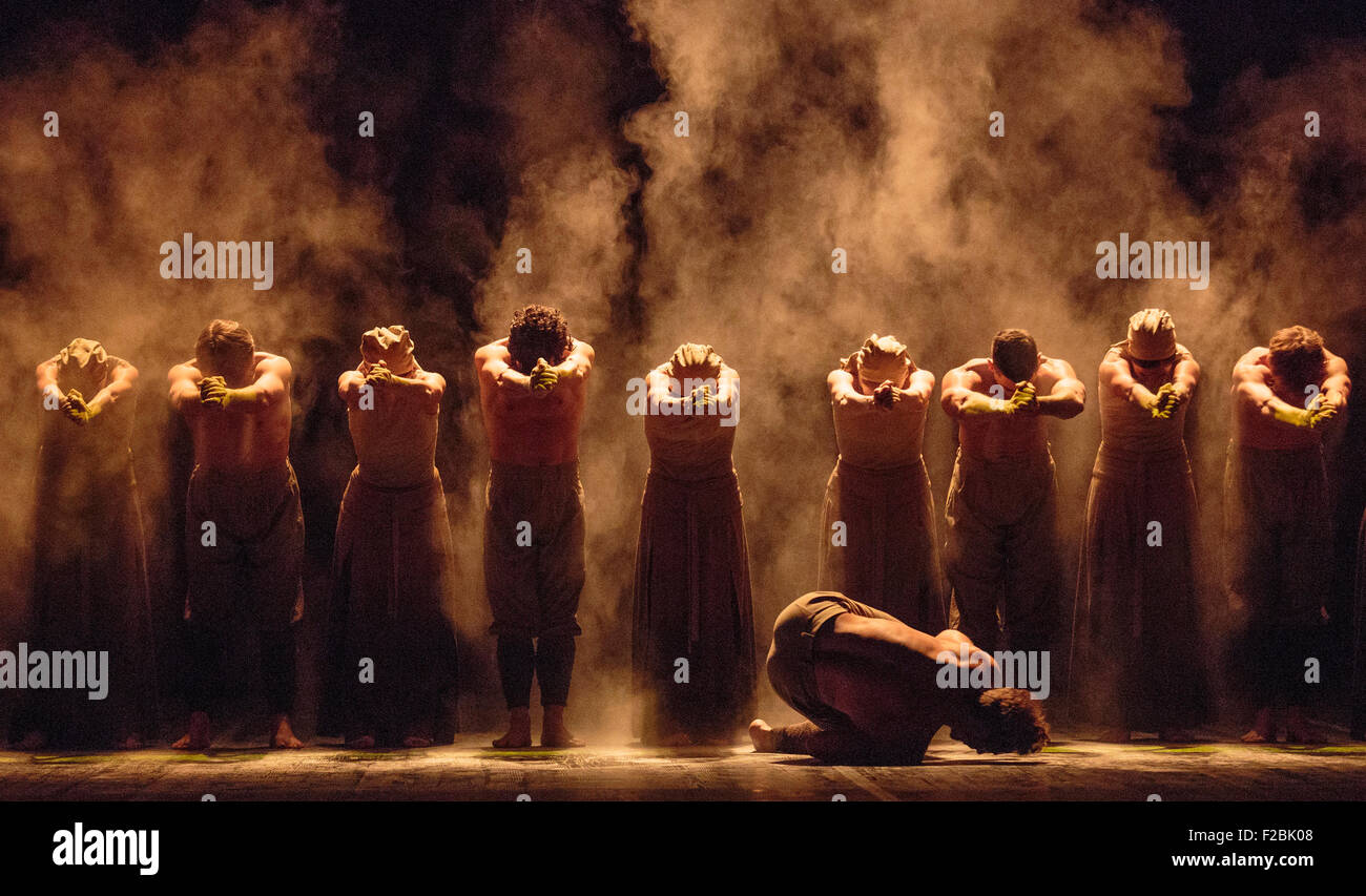 La poussière, chorégraphie et direction par Akram Khan. Fabian Reimair au centre. La répétition de travail n'oublions jamais effectuée par les danseurs de l'English National Ballet au Sadler's Wells Theatre. Nous nous souviendrons est un reflectionon la Première Guerre mondiale. Les représentations du 8 au 12 septembre 2015. Banque D'Images