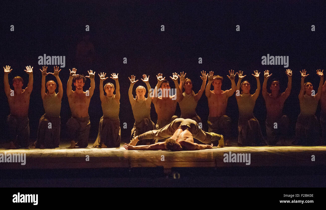 La poussière, chorégraphie et direction par Akram Khan. Fabian Reimair au centre. La répétition de travail n'oublions jamais effectuée par les danseurs de l'English National Ballet au Sadler's Wells Theatre. Nous nous souviendrons est un reflectionon la Première Guerre mondiale. Les représentations du 8 au 12 septembre 2015. Banque D'Images