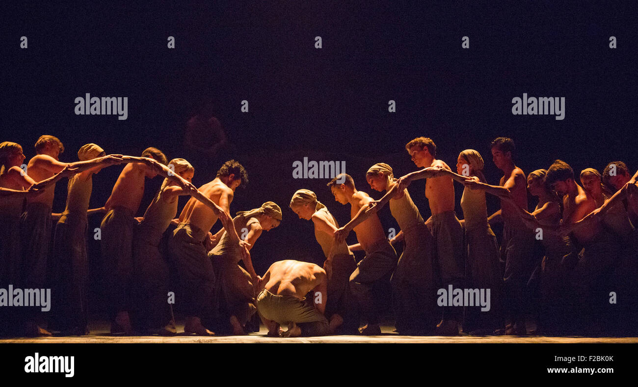 La poussière, chorégraphie et direction par Akram Khan. Fabian Reimair au centre. La répétition de travail n'oublions jamais effectuée par les danseurs de l'English National Ballet au Sadler's Wells Theatre. Nous nous souviendrons est un reflectionon la Première Guerre mondiale. Les représentations du 8 au 12 septembre 2015. Banque D'Images