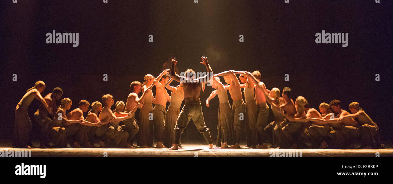 La poussière, chorégraphie et direction par Akram Khan. La répétition de travail n'oublions jamais effectuée par les danseurs de l'English National Ballet au Sadler's Wells Theatre. Nous nous souviendrons est un reflectionon la Première Guerre mondiale. Les représentations du 8 au 12 septembre 2015. Banque D'Images