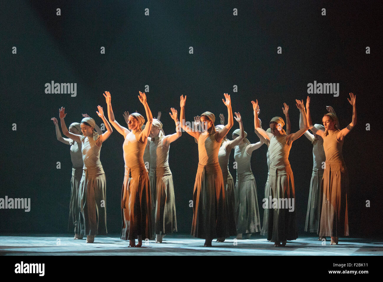 La poussière, chorégraphie et direction par Akram Khan. La répétition de travail n'oublions jamais effectuée par les danseurs de l'English National Ballet au Sadler's Wells Theatre. Nous nous souviendrons est un reflectionon la Première Guerre mondiale. Les représentations du 8 au 12 septembre 2015. Banque D'Images