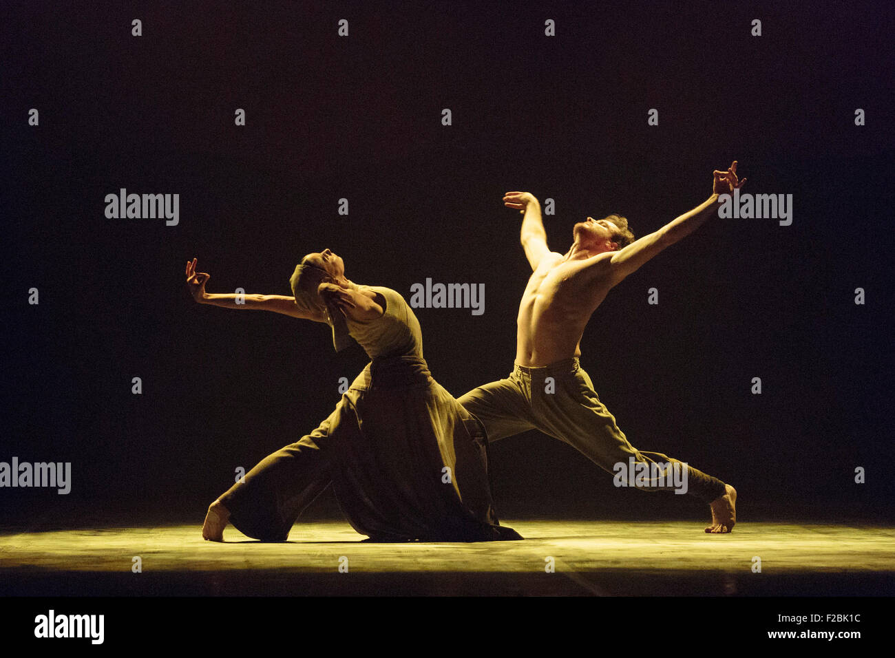 La poussière, chorégraphie et direction par Akram Khan avec Tamara Rojo et James Streeter. La répétition de travail n'oublions jamais effectuée par les danseurs de l'English National Ballet au Sadler's Wells Theatre. Nous nous souviendrons est un reflectionon la Première Guerre mondiale. Les représentations du 8 au 12 septembre 2015. Banque D'Images
