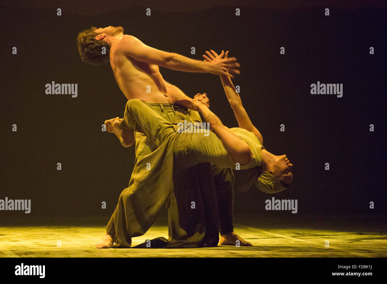 La poussière, chorégraphie et direction par Akram Khan avec Tamara Rojo et James Streeter. La répétition de travail n'oublions jamais effectuée par les danseurs de l'English National Ballet au Sadler's Wells Theatre. Nous nous souviendrons est un reflectionon la Première Guerre mondiale. Les représentations du 8 au 12 septembre 2015. Banque D'Images