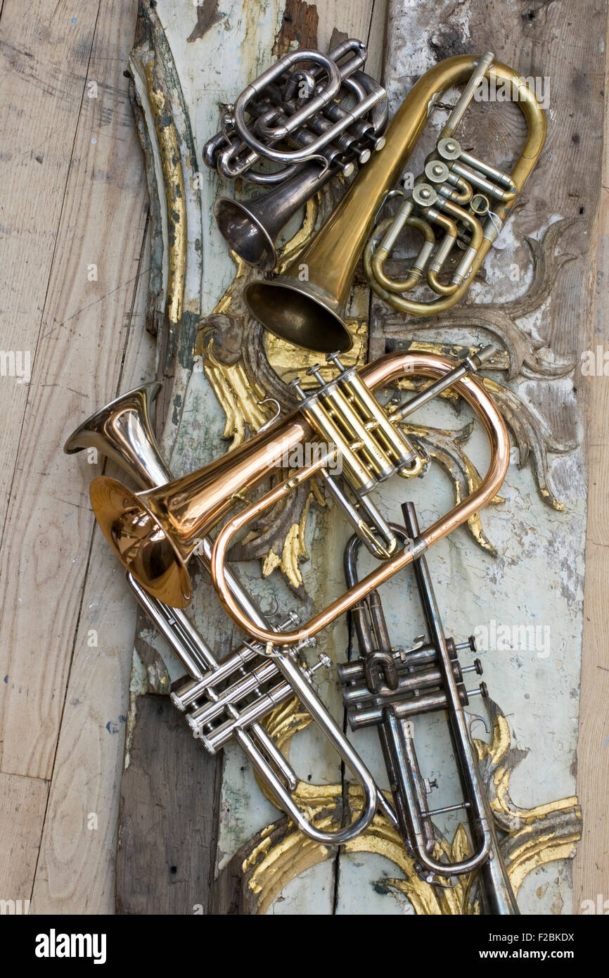 Trompettes sur des morceaux de meubles anciens Banque D'Images