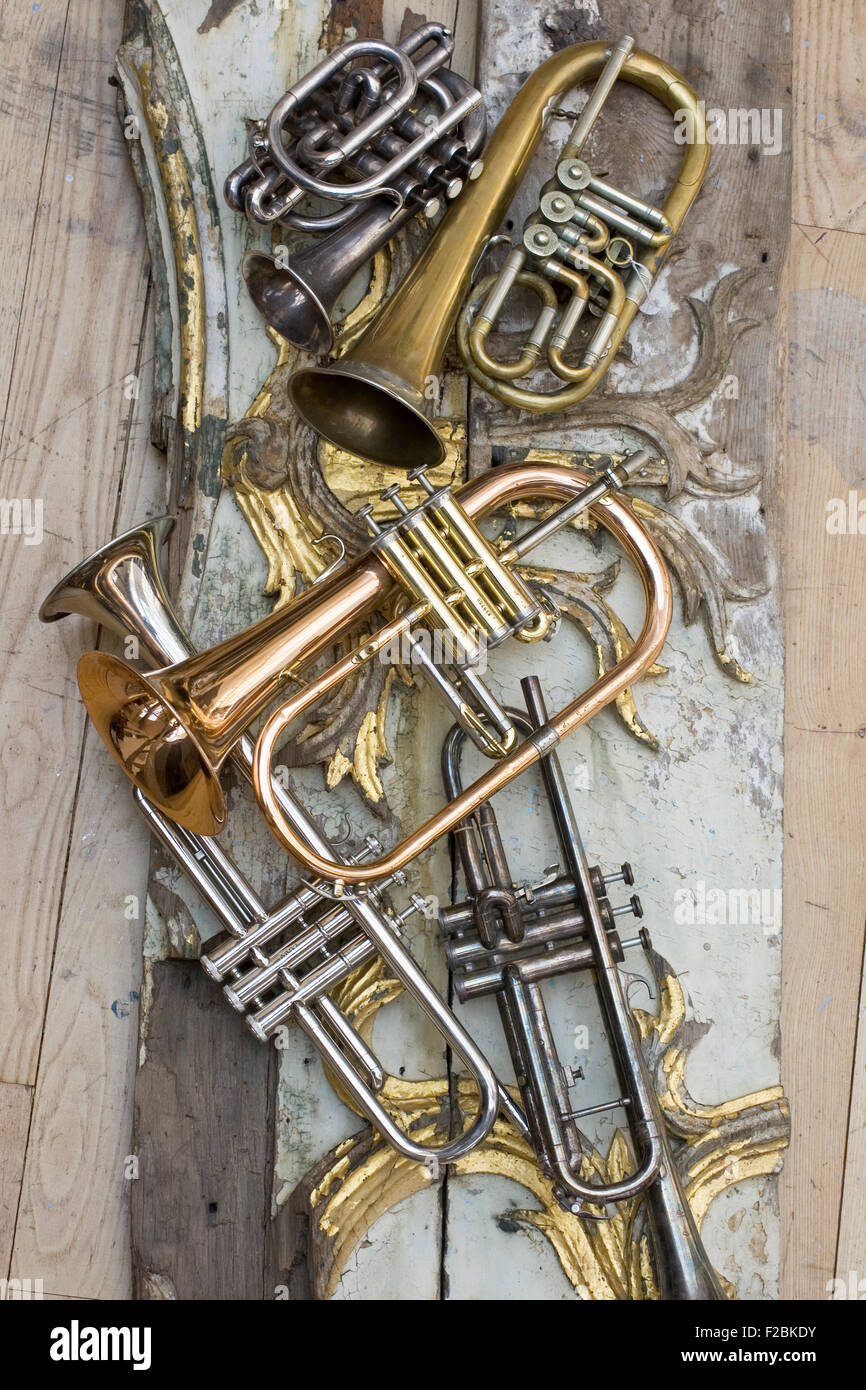 Trompettes sur des morceaux de meubles anciens Banque D'Images