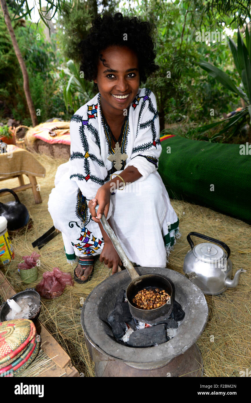 Une jeune femme éthiopienne préparer le café Banque D'Images