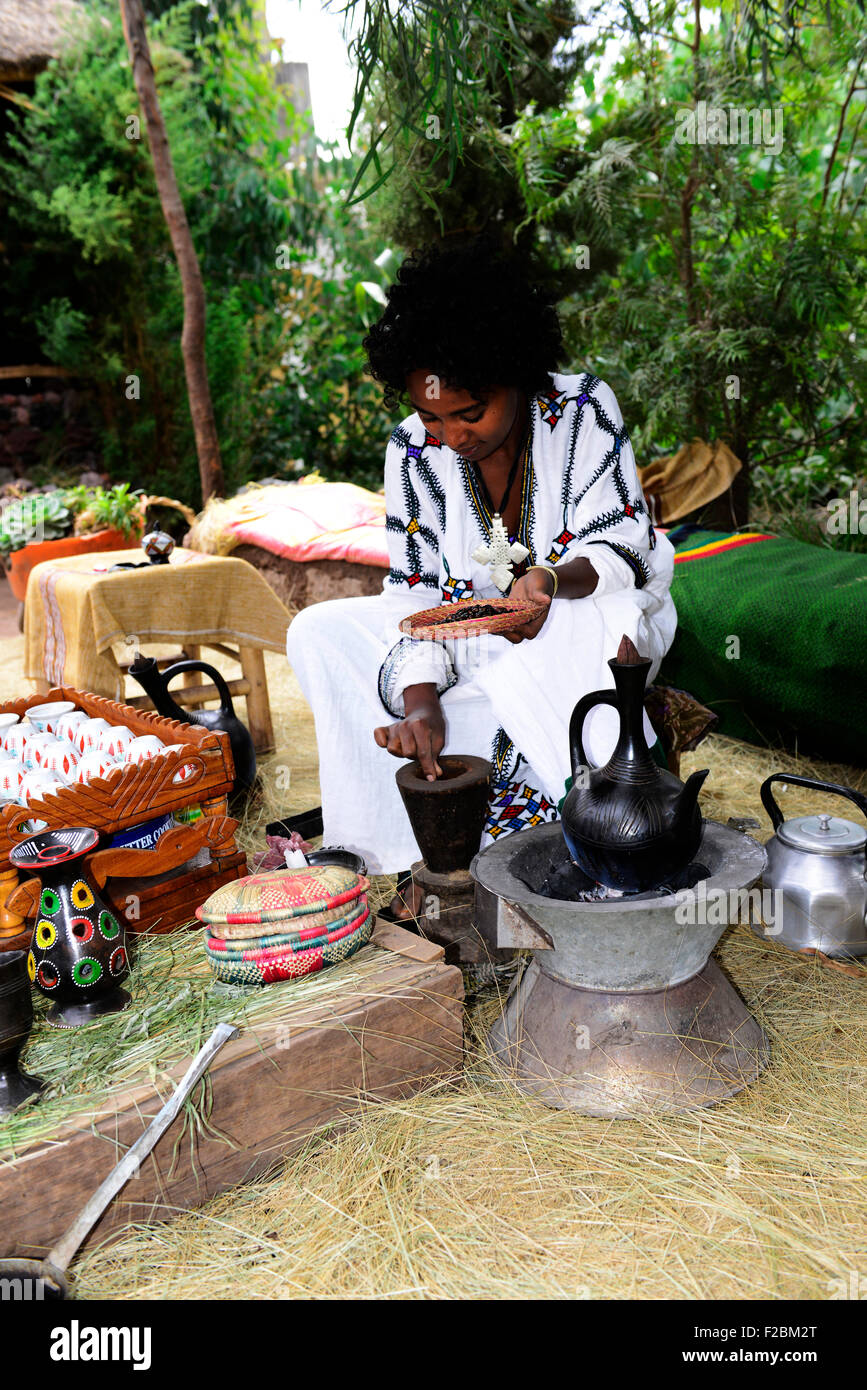 Une jeune femme éthiopienne de la préparation du café. Banque D'Images