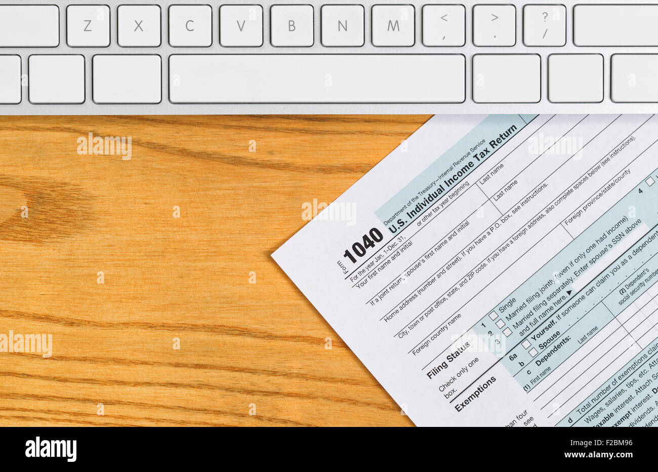 Vue de dessus de recettes fiscales de l'IRS formulaire avec clavier de l'ordinateur sur le bureau. Banque D'Images