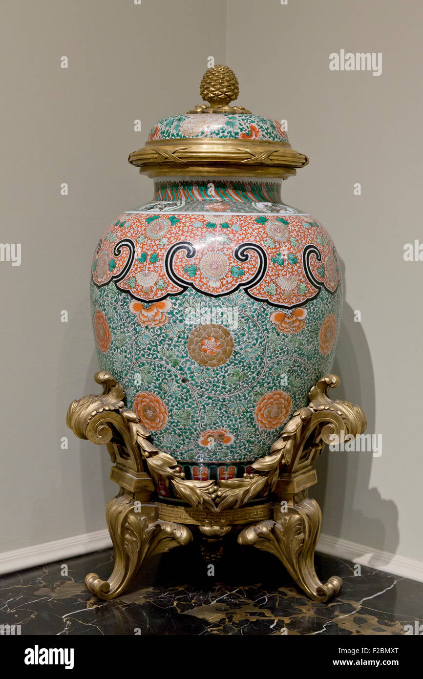 Pot couvert en porcelaine de Chine, le Mont Gilt-Bronze, vers le milieu de 18e siècle Banque D'Images
