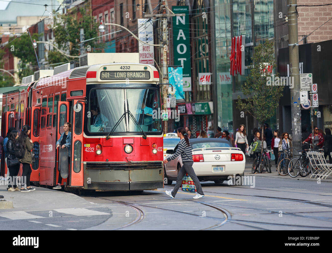 Le tramway et la vie de la rue, le centre-ville de Toronto, Ontario, Canada. Banque D'Images