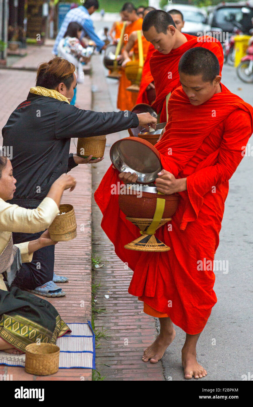 Matin offrant aux moines, Luang Prabang, Laos Banque D'Images