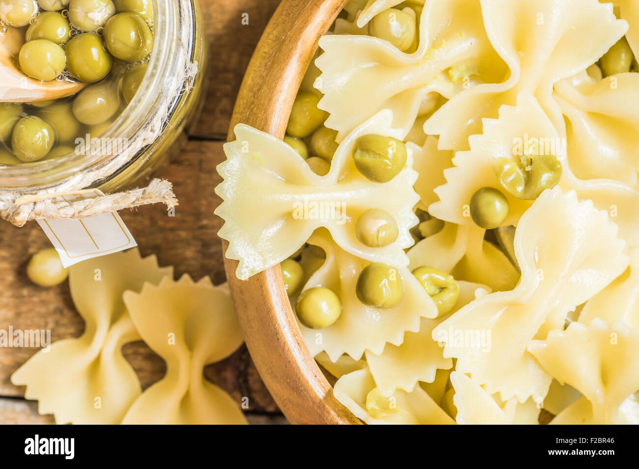 Pâtes Farfalle avec petits pois dans un bol libre vue de dessus Banque D'Images