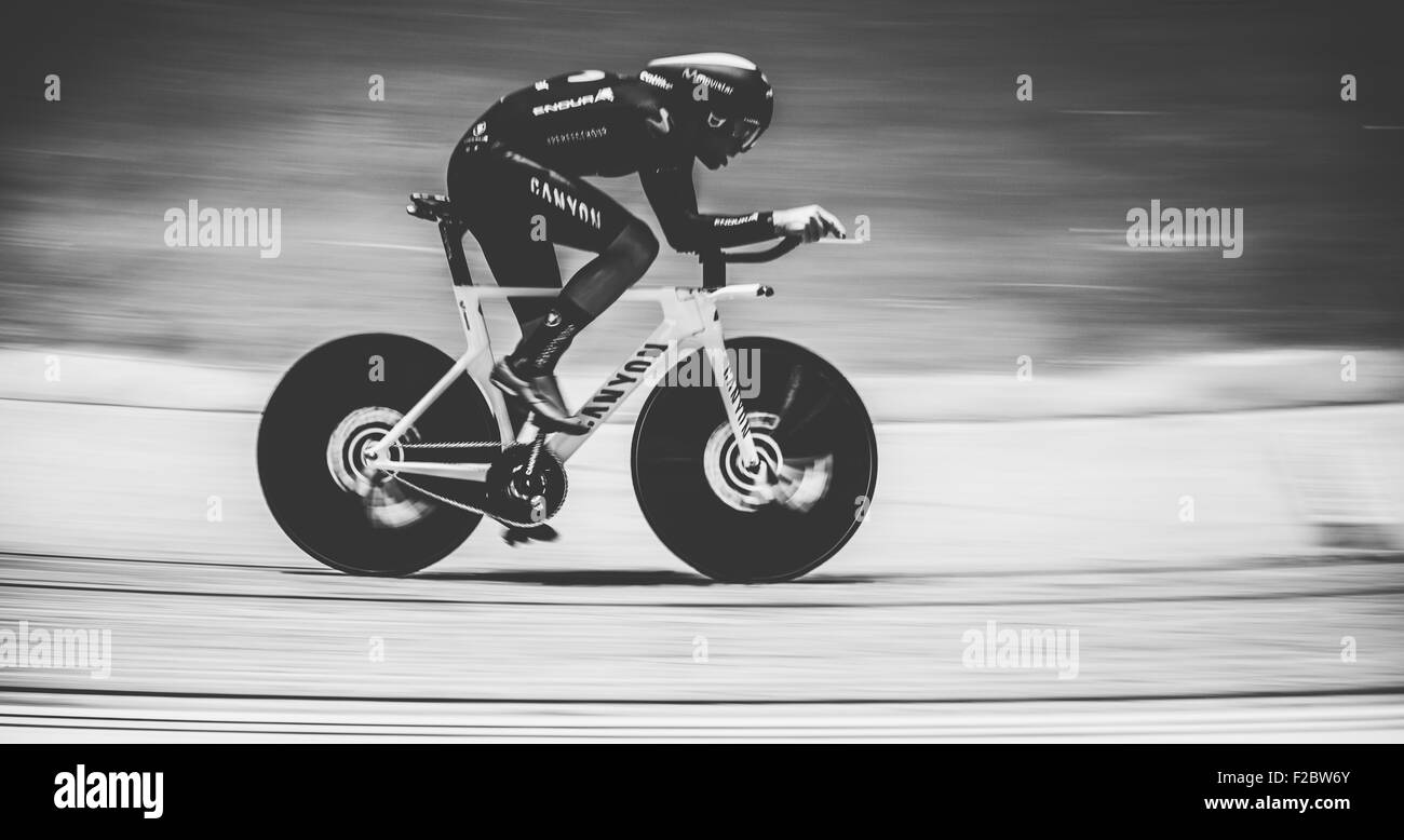 Alex Dowsett - brise le record de l'heure UCI au vélodrome de Manchester avec une distance de 52.937km Banque D'Images