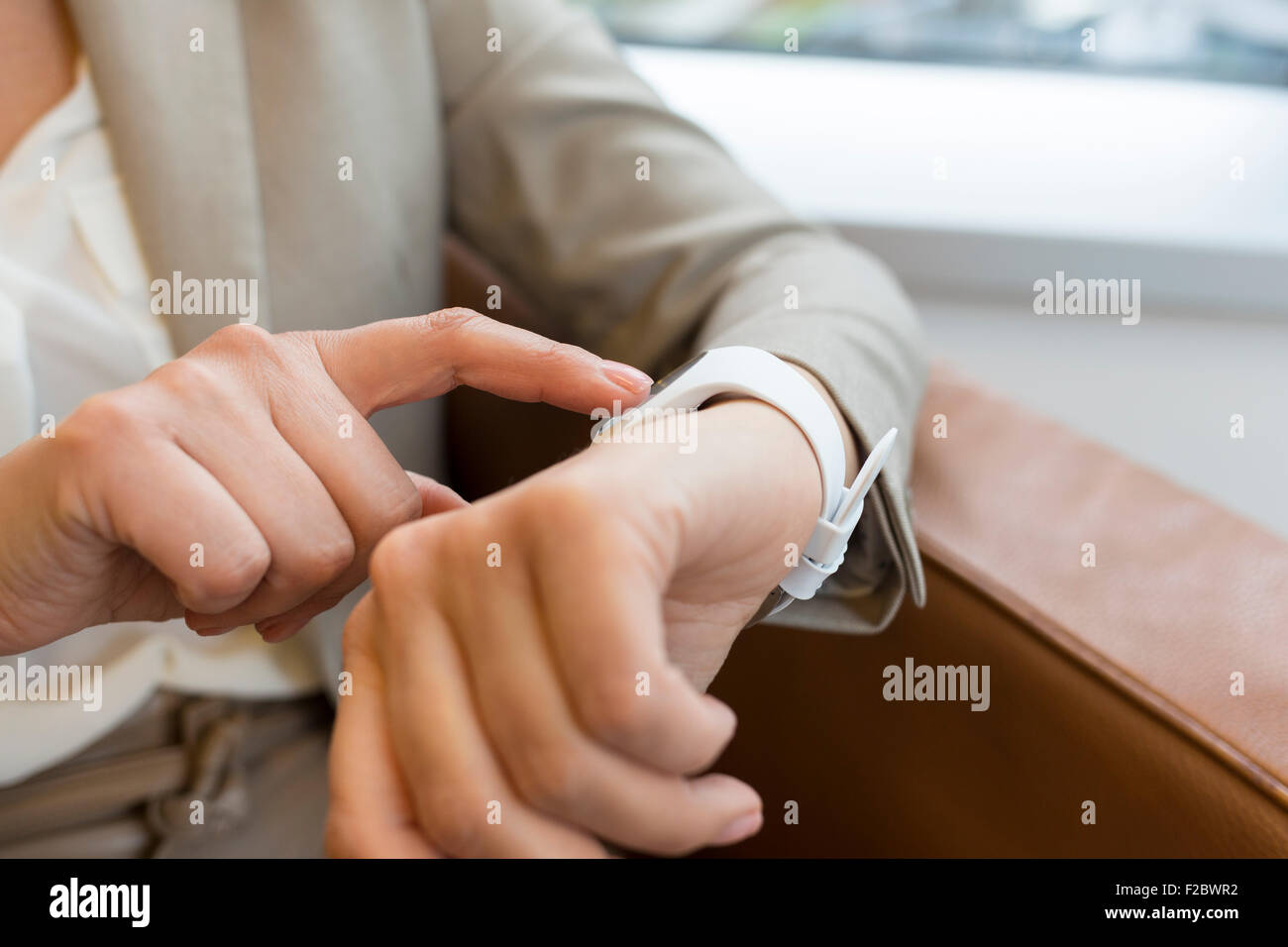 En utilisant sa femme smart watch app. Close-up hands Banque D'Images