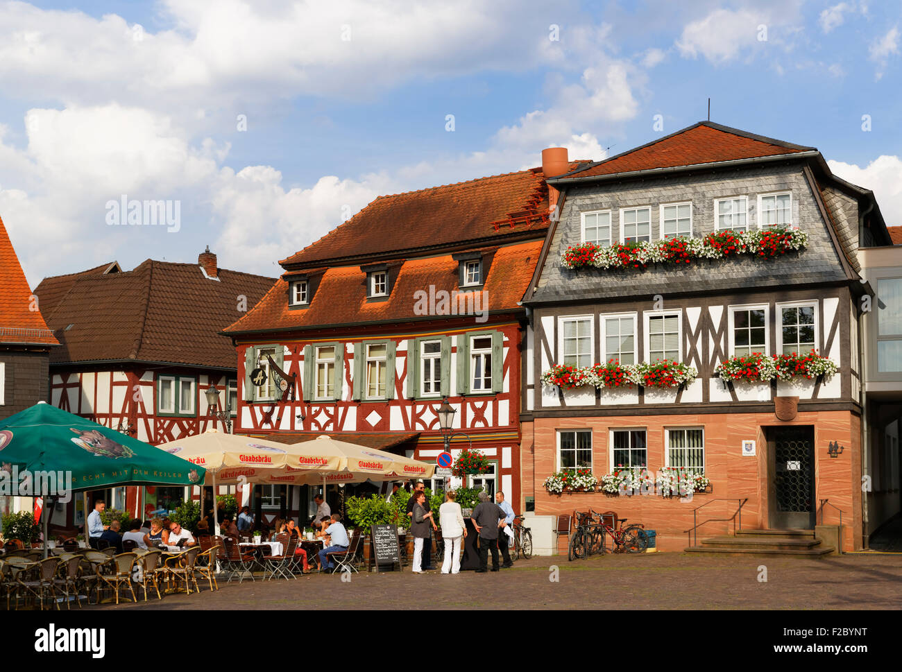 Maisons à colombages avec Alte Schmiede restaurant sur la place du marché, centre historique, Hanau, Hesse, Allemagne Banque D'Images