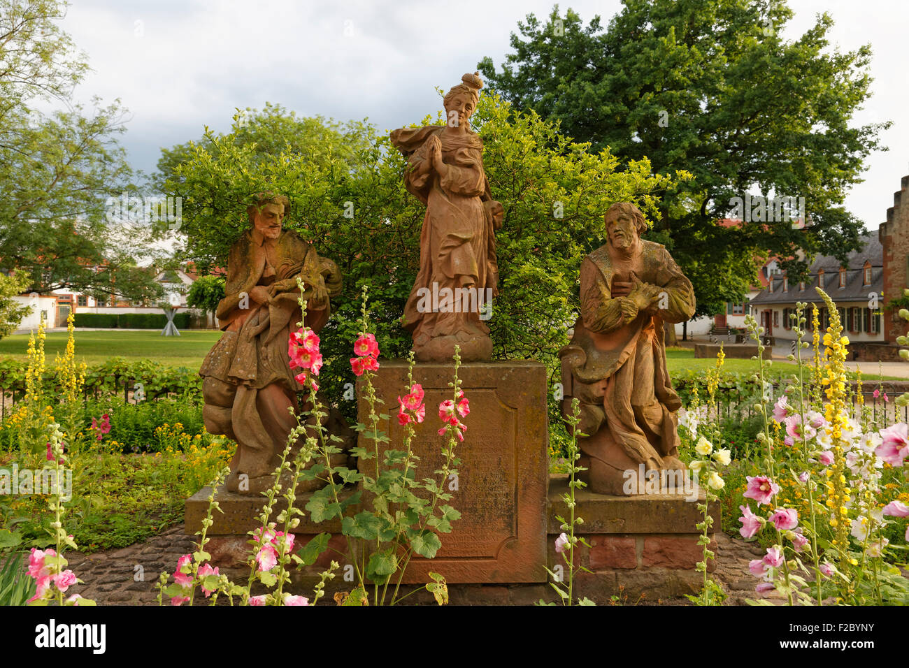 Vierge Marie statue dans le jardin, Engelsgärtchen Ezeep ancienne abbaye bénédictine, Hesse, Allemagne Banque D'Images Vierge Marie statue dans le jardin, Engelsgärtchen Ezeep ancienne abbaye bénédictine, Hesse, Allemagne Banque D'Images